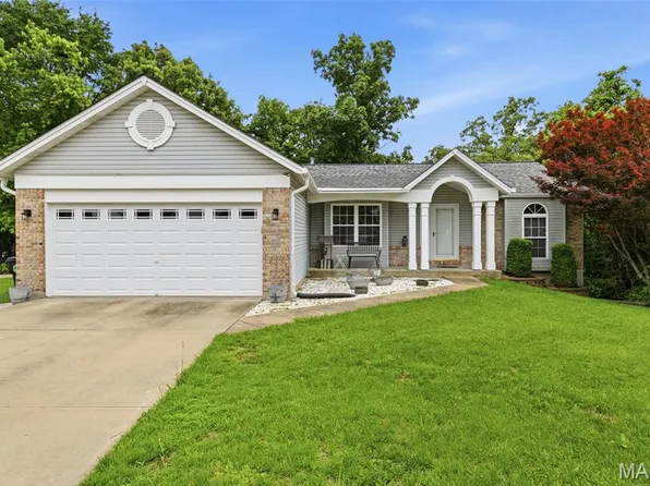 141 Greenstone Dr, Saint Charles, MO 63303