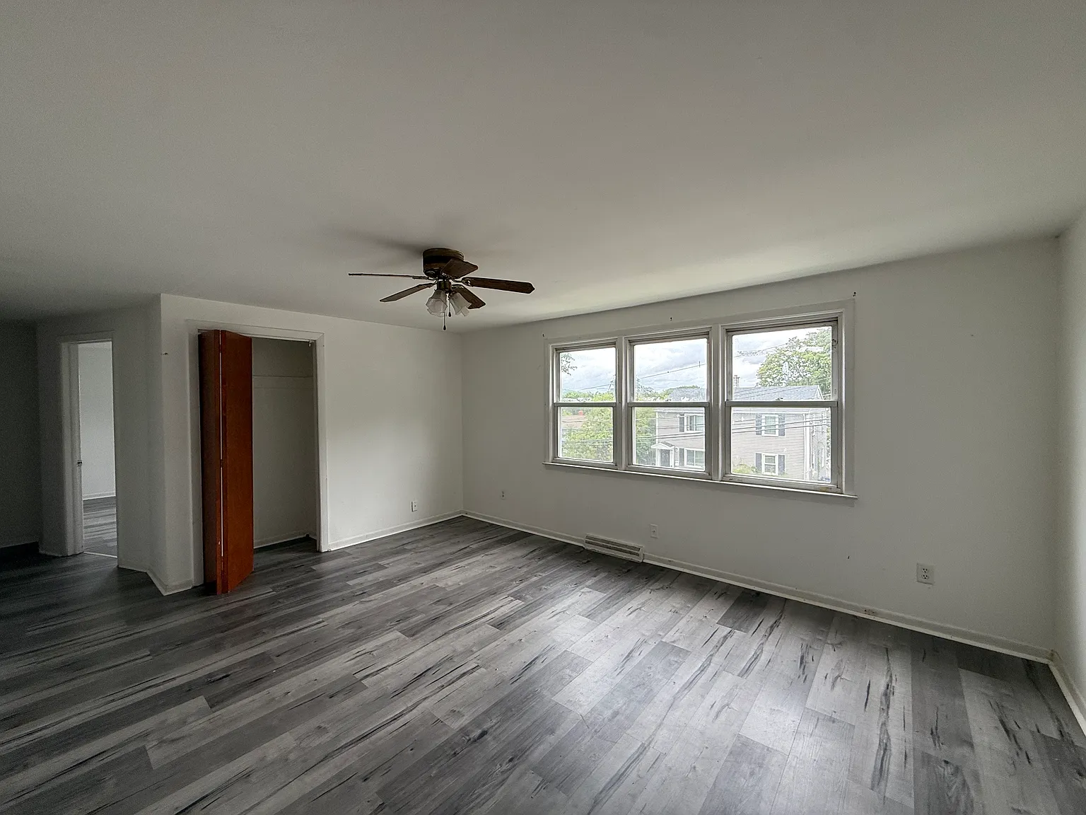 3 bed, 1000 sqft, $2,000 — Photo 2