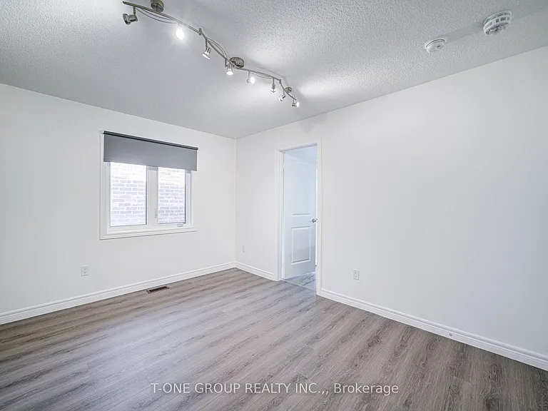 60 Lewis Ave — Photo 35