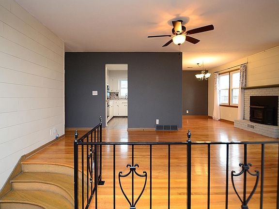 3rd image of 9705 Redman Ave