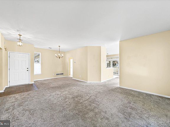 5th image of 191 E Hunting Horn Ln