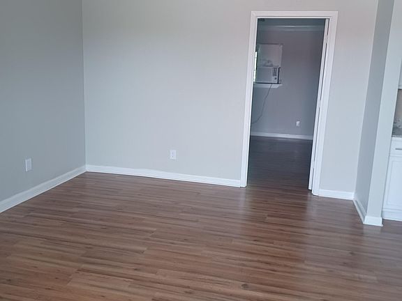5th image of 2433 Fort Worth St #202
