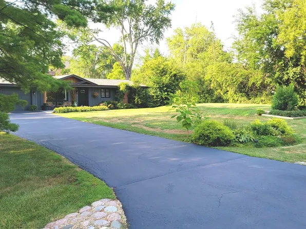 83 Wildwood Dr, Barrington, IL 60010
