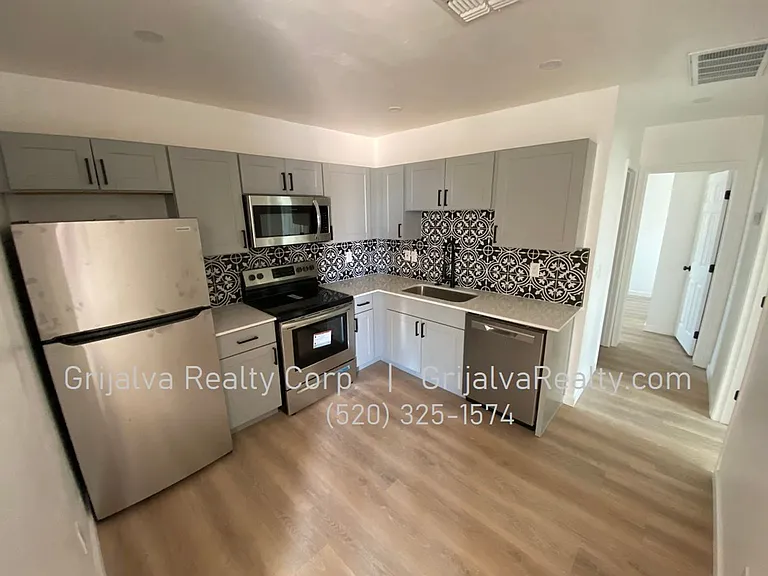 1016 Lee — Photo 4