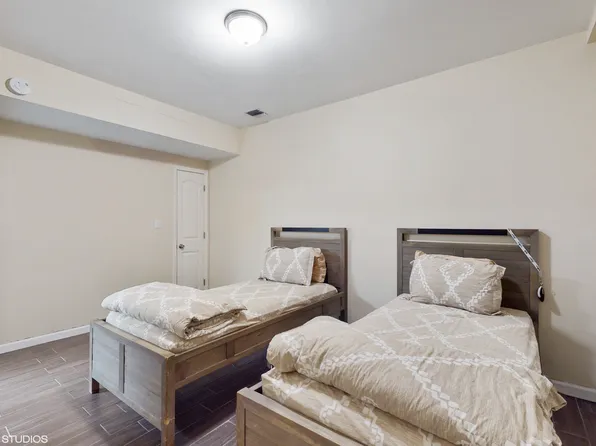 3832 Lyme Avenue image 26 of 29