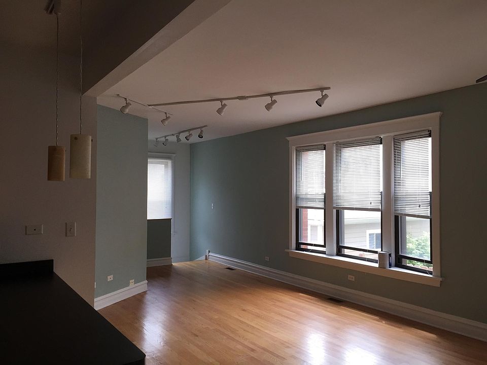 SHARP COOL LIVING ROOM OPEN TO KITCHEN ISLAND