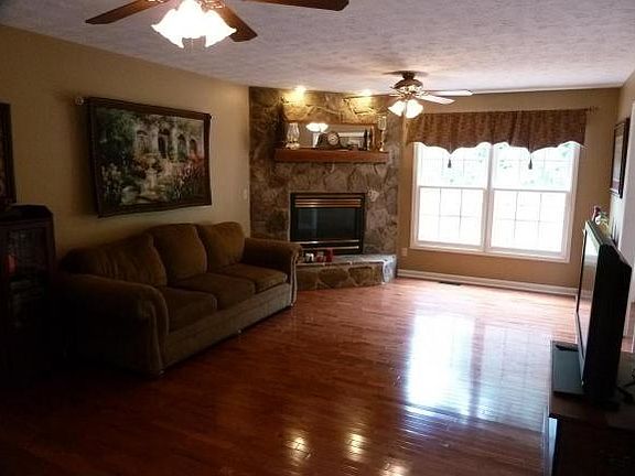 3rd image of 408 Riverwood Dr