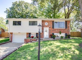 620 Saint Paul Dr, Godfrey, IL 62035