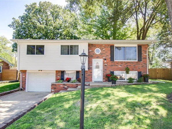 620 Saint Paul Dr, Godfrey, IL 62035