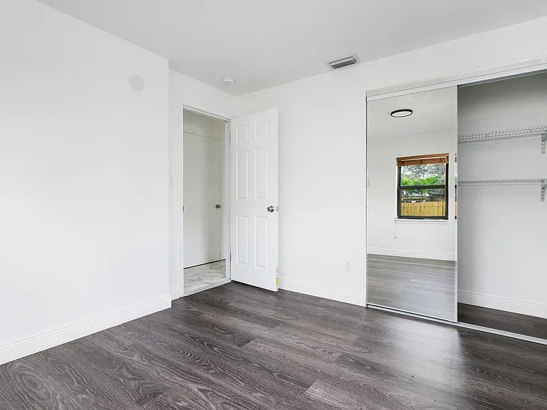 233 SW 21st St — Photo 9