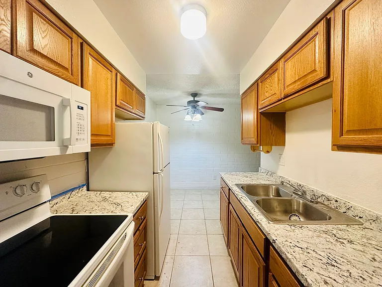 Desert Atrium - Studios, 1 Bedrooms and 2 Bedrooms in Great Location! Community Pool! — Photo 32