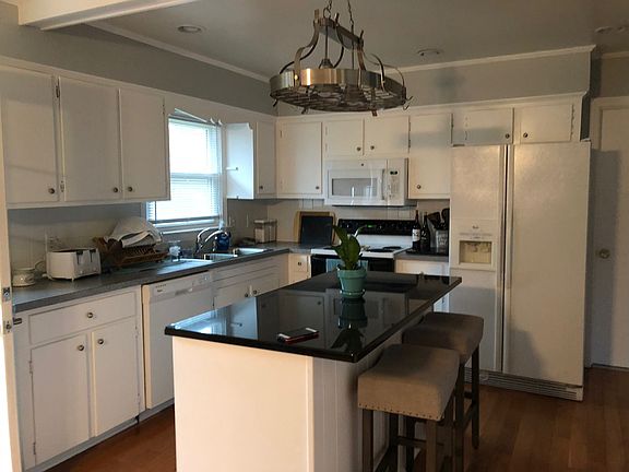 3rd image of 900 Glenfield Ct