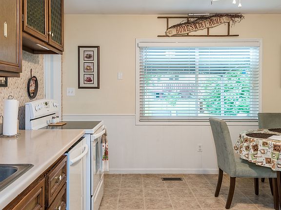4th image of 1032 Londonderry Dr