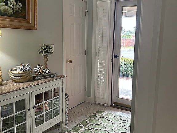 Foyer front entry 