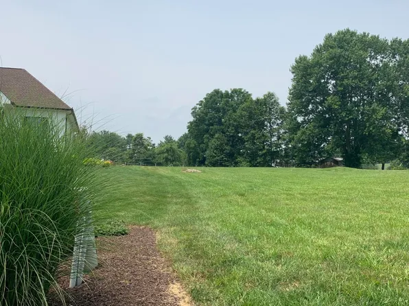 2040 Carsons Way, Piney Flats, TN 37686