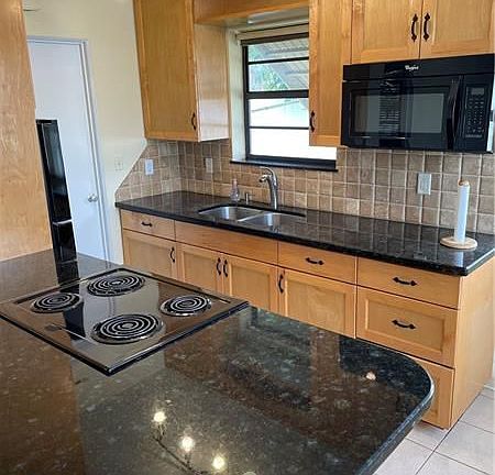 3rd image of 805 NE 40th St #2