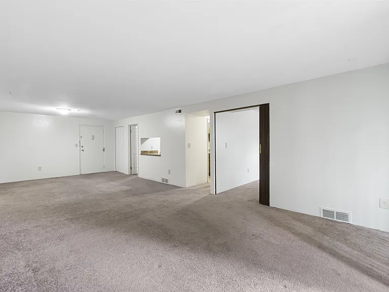 Greenwich Manor Apartments — Photo 73