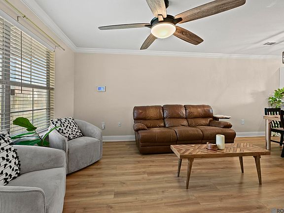 3rd image of 926 Woodvine Dr