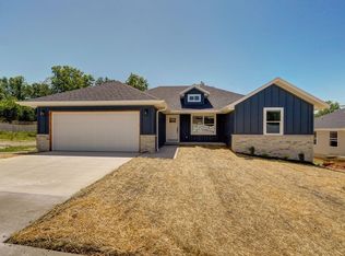 1506 W Parkview Ave, Ozark, MO 65721