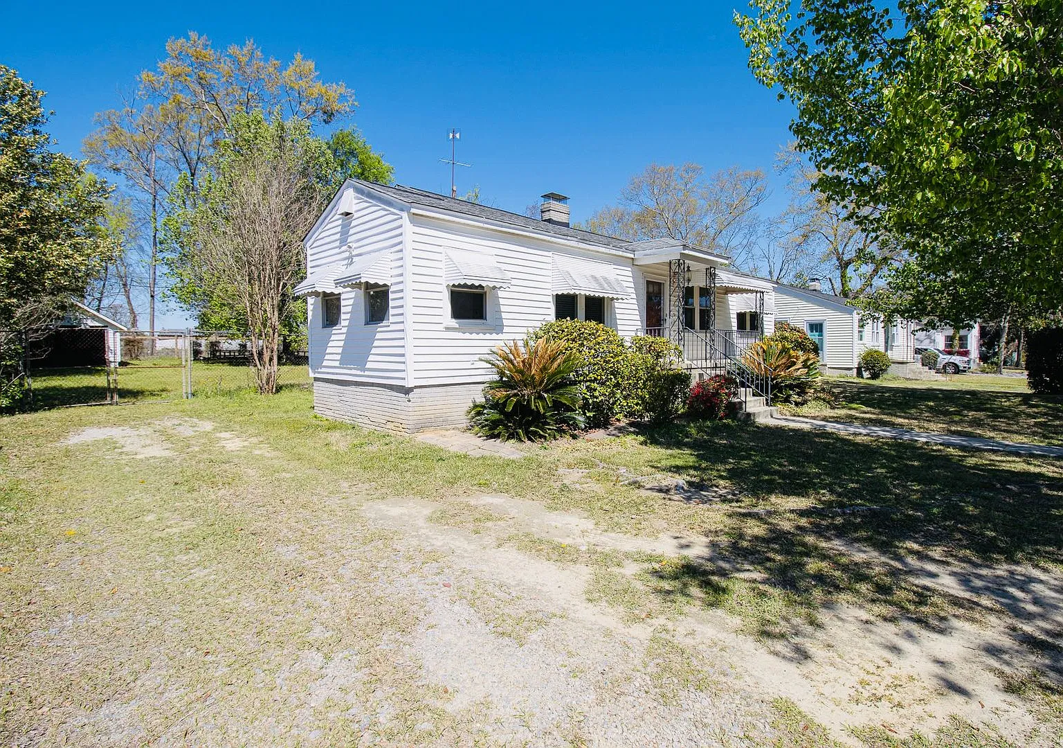 Charming 3 Bedroom, 1 Bath Bungalow — Photo 4
