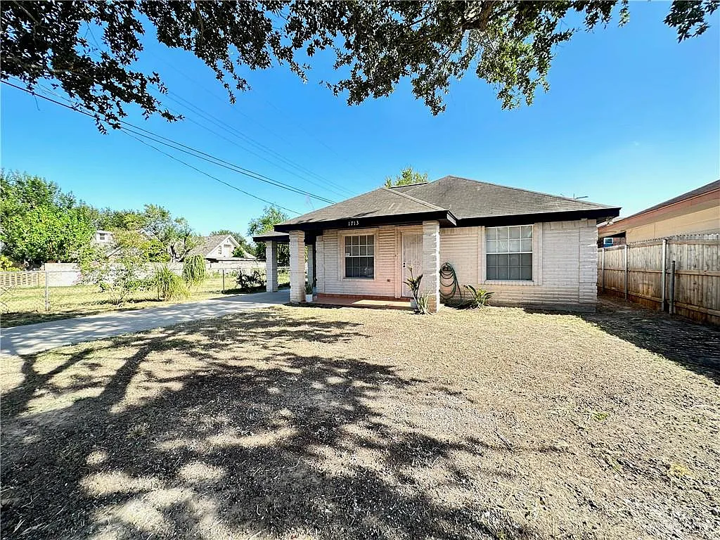 2 bed, 1.0 bath, 936 sqft, $1,300 — Photo 3