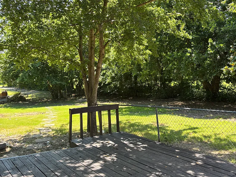 606 Laurence Dr — Photo 16