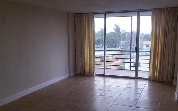 2nd image of 111 Royal Park Dr APT 3D