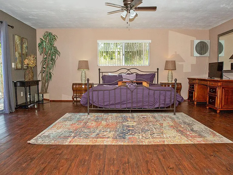 Master bedroom w king bed