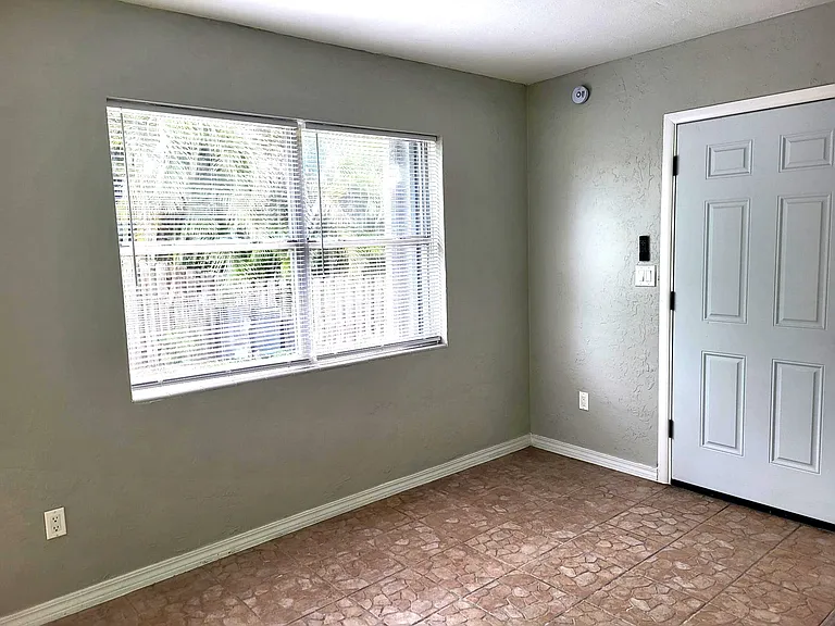1068 Barclay Dr — Photo 11