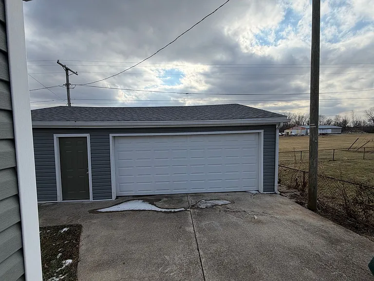 405 E Cowing Dr — Photo 3