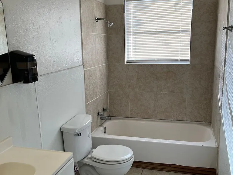 208 E Voelter Ave — Photo 9