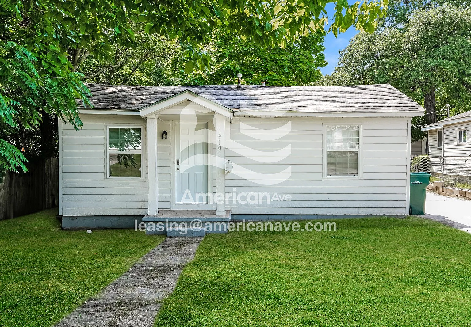 2 bed, 1.0 bath, 884 sqft, $1,047 — Photo 1