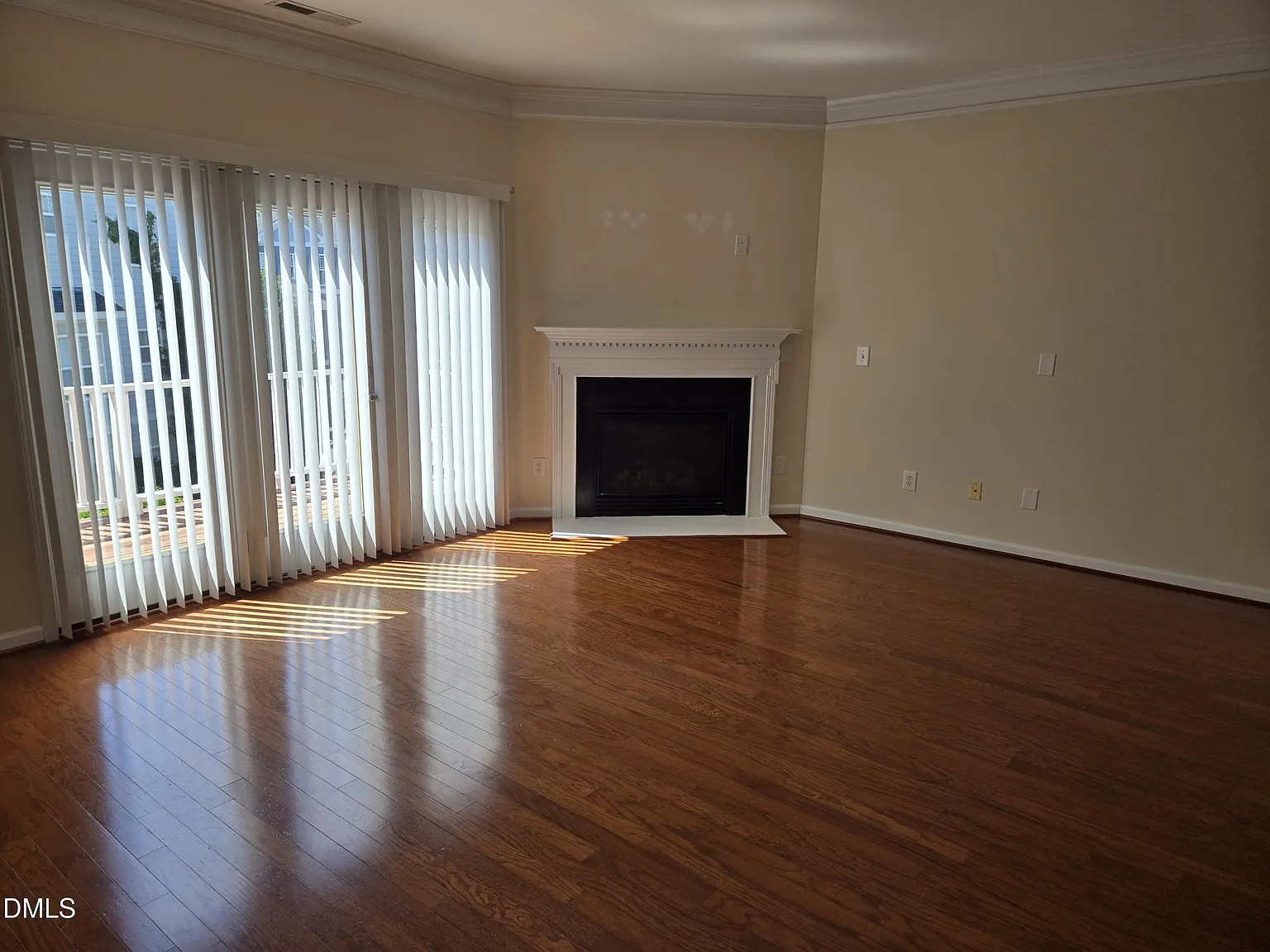 3 bed, 3.5 bath, 1800 sqft, $2,049 — Photo 3