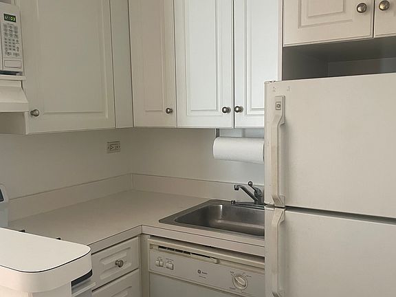 4th image of 201 E 81st St #2E