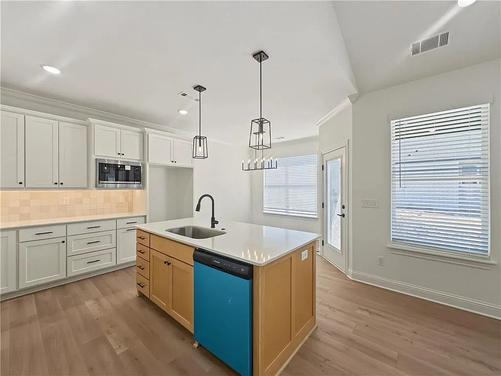 4 bed, 1880 sqft, $2,195 — Photo 4