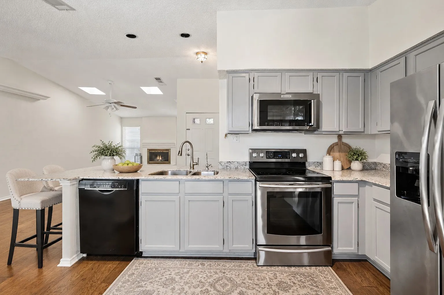 2 bed, 1083 sqft, $2,400 — Photo 4