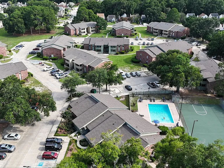 Pines on the Bay Apartments — Photo 3
