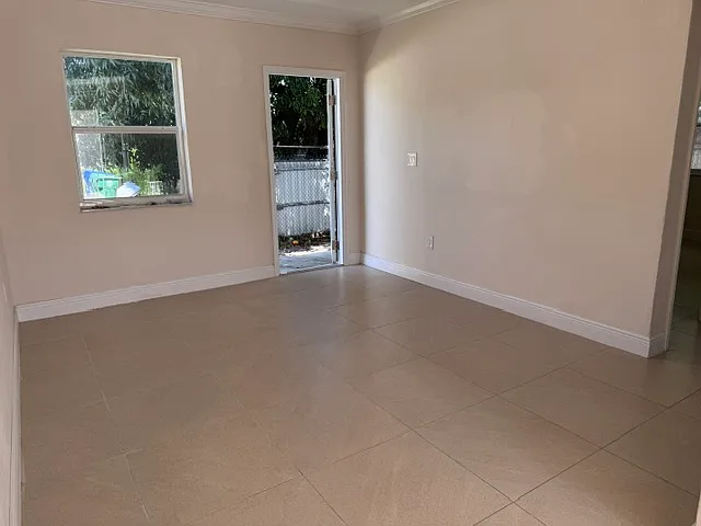 1385 NW 24th St #4 — Photo 5