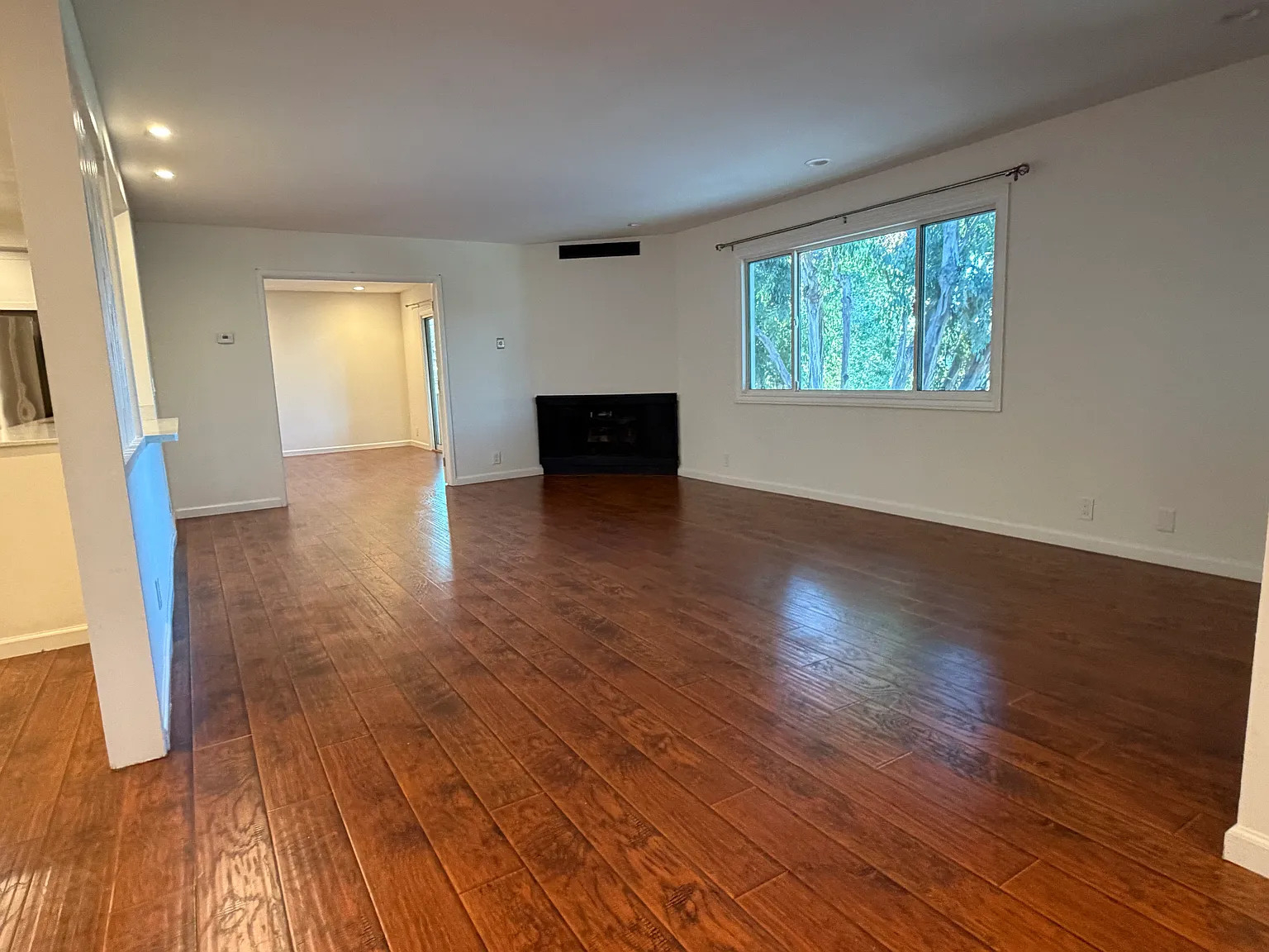 4 bed, 2.5 bath, 1825 sqft, $7,200 — Photo 3