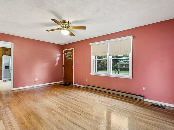 3rd image of 204 Friendship Ln