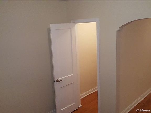 5th image of 815 W 40th St APT 6