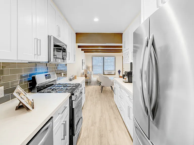 5300 Vantage Ave — Photo 1