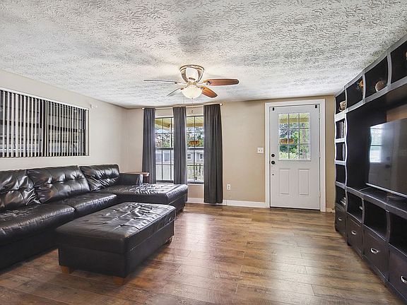 4th image of 2343 Leonardo Ln N