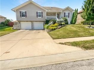 1103 Tudor Dr, Raymore, MO 64083