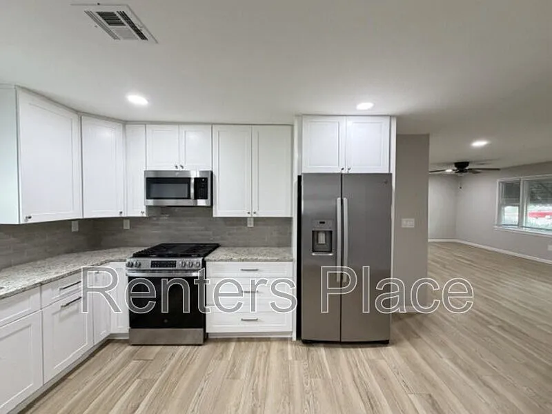 3 bed, 2.0 bath, 1600 sqft, $1,895 — Photo 3