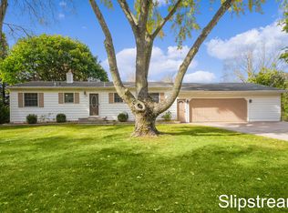 855 Maplehill Ave SE, Ada, MI 49301