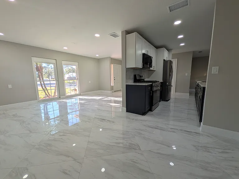 5523 Venetian Blvd NE — Photo 3