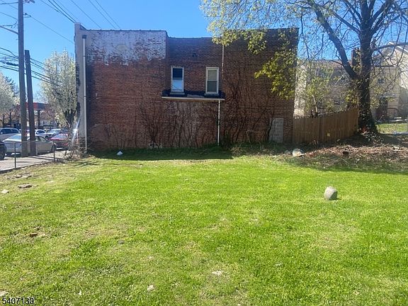 4th image of 1594 Maple Ave