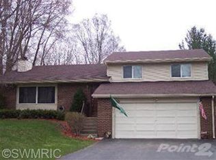 325 Tannery Dr, Coloma, MI 49038