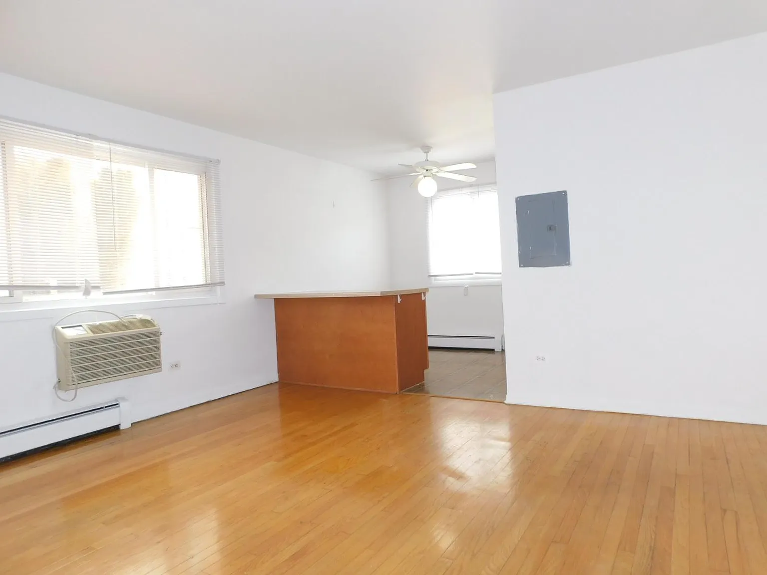 915 Hinman — Photo 2